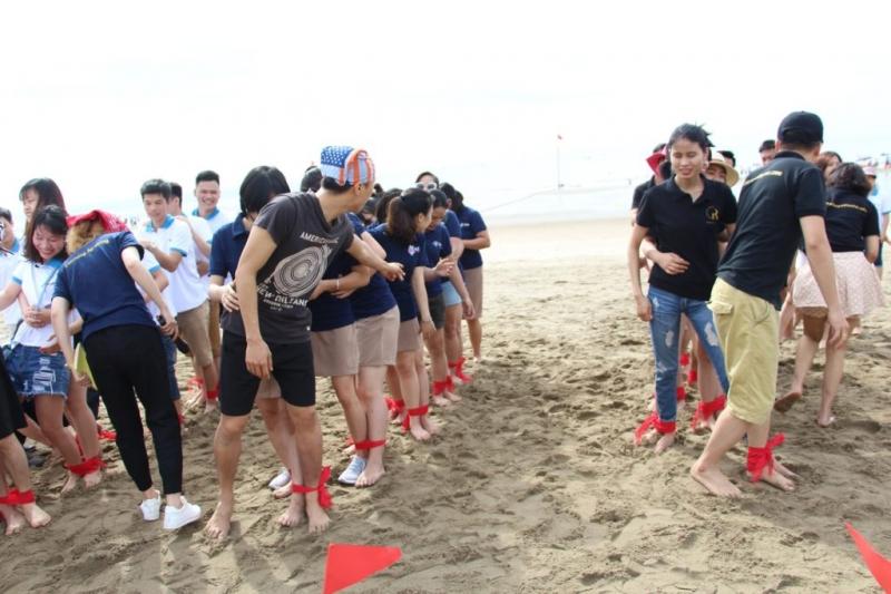 Trò chơi:  “2 người 3 chân” hay “3 người 4 chân