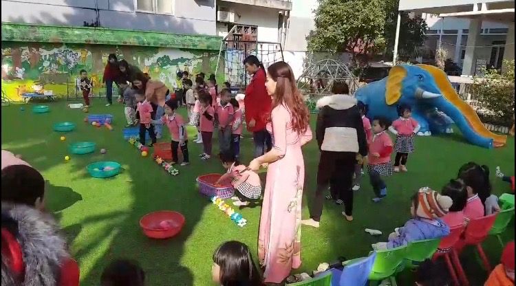 Trò chơi Ném bóng vào chậu.