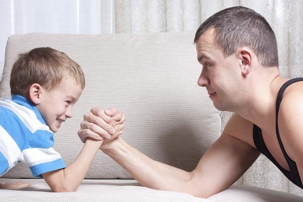 Lư ý khi phụ huynh chơi vật tay cần nhẹ nhàng, tránh làm đau trẻ