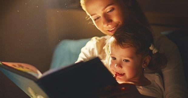 Trò chuyện và kể chuyện cho con nghe trước khi đi ngủ