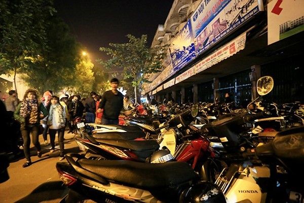 Trông xe là dịch vụ hốt bạc dịp này
