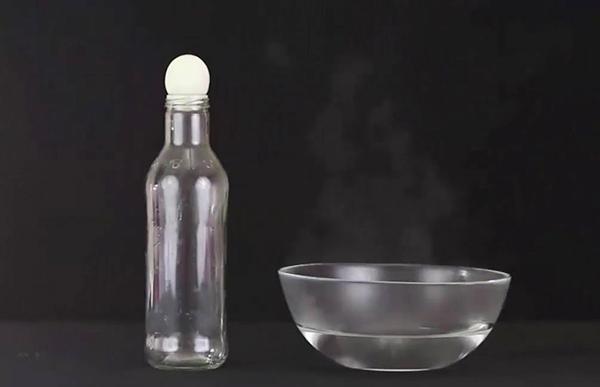 Trứng chui vào chai hẹp