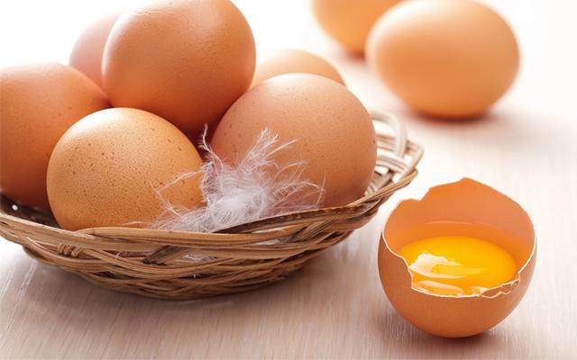 Trứng gà ngon sẽ có nhiều lòng đỏ và thơm