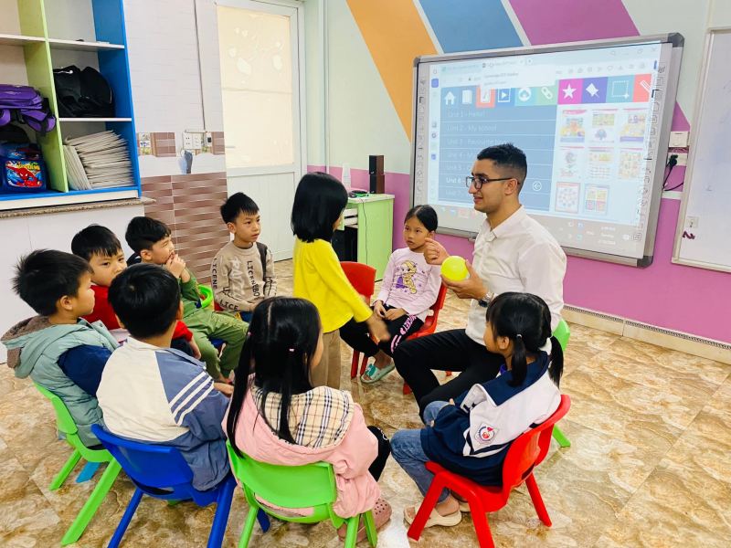 Các bé rất hào hứng và rất gần gũi với các thầy cô tại trung tâm Popodoo