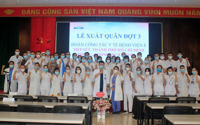 Hình ảnh một buổi lễ xuất quân phòng chống Covid của đội ngũ y, bác sĩ bệnh viện E