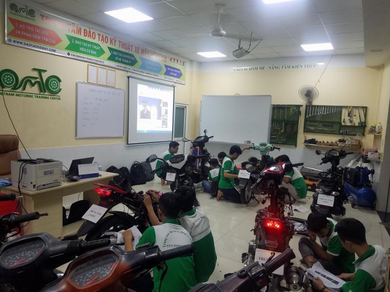 Học viên sẽ được thực hành song song với lí thuyết ngay trên xe, sẽ làm học viên nhớ lâu hơn.
