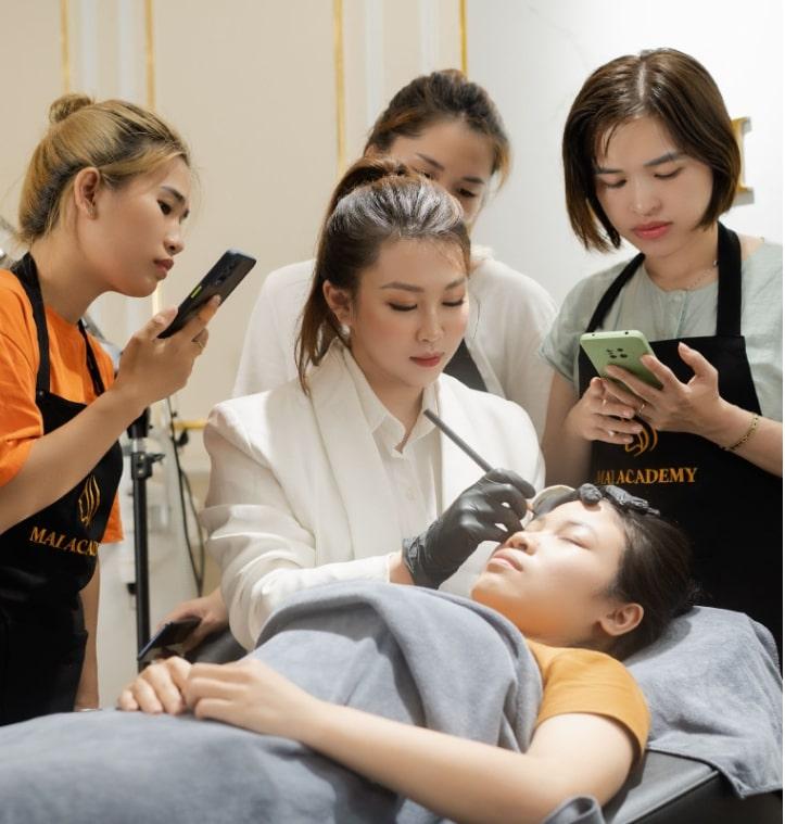 Chuyên gia Mai Nguyễn đang hướng dẫn cho các học trò của mình