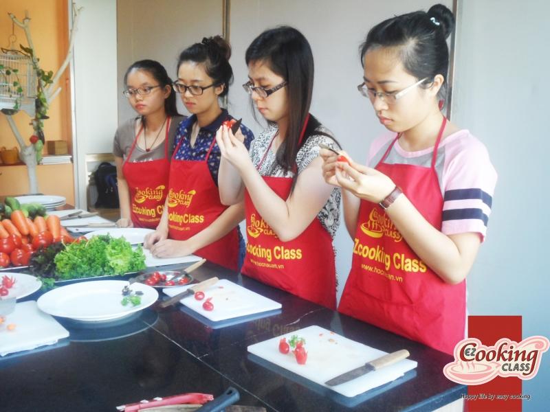 Dạy nấu ăn cho sinh viên tại Trung tâm dạy nấu ăn EZcooking