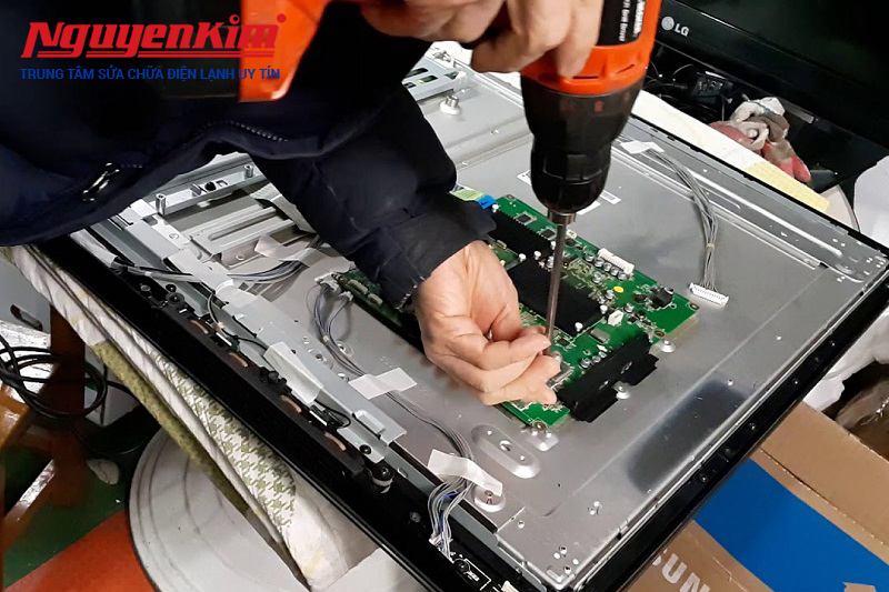 Dịch vụ sửa tivi với kỹ thuật viên giỏi, nhiều năm kinh nghiệm và dịch vụ sửa chữa tại nhà, trung tâm cam kết sửa chữa một cách triệt để các vấn đề hay hư hỏng mà khách hàng đang sử dụng.