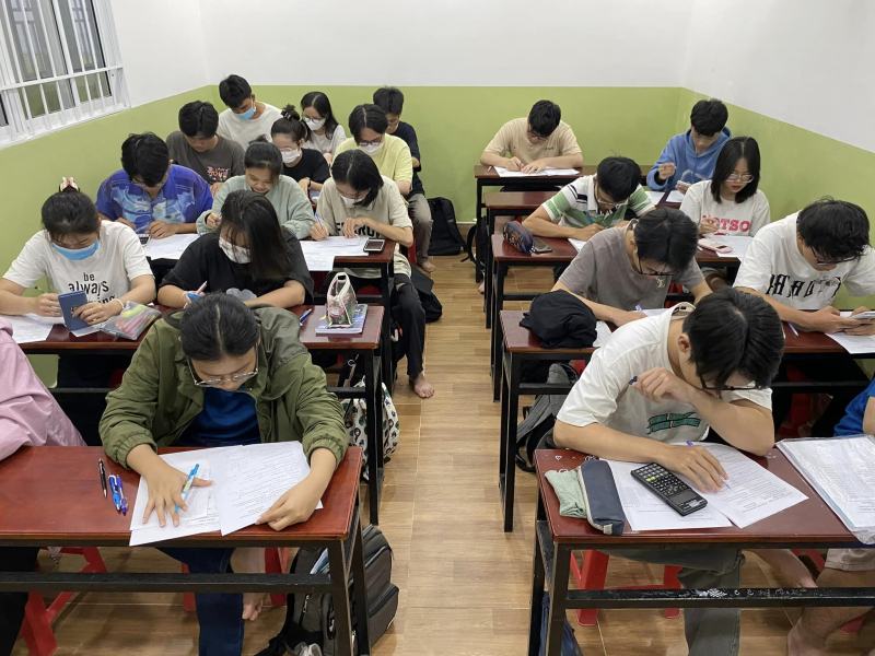 rung Tâm Luyện Thi Đại Học Hồng Phúc chuyên dạy thêm cho các em học sinh từ lớp 6  đến lớp 12 và luyện thi Đại học