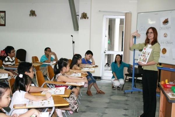 Giờ học Anh văn của các em thiếu nhi tại CEFALT