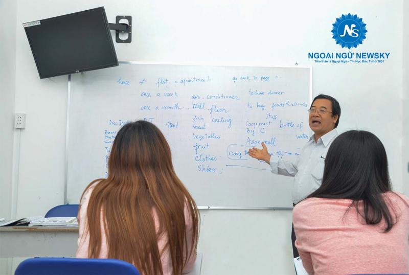 Học viên và giáo viên tại Trung tâm Ngoại ngữ NewSky