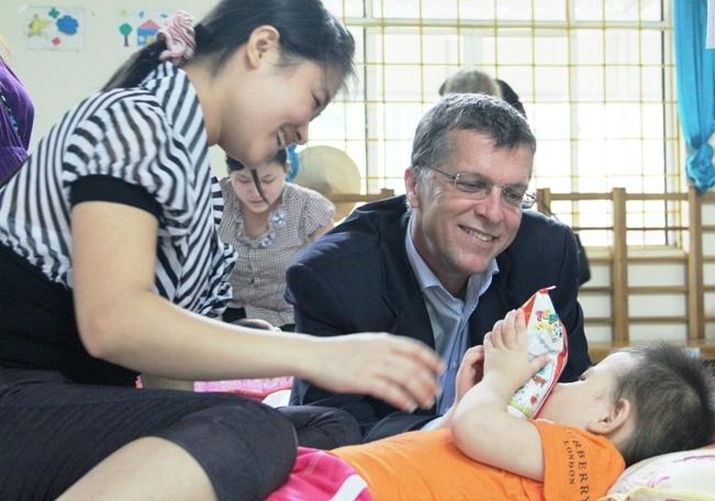 Đại sứ Úc tới thăm trung tâm