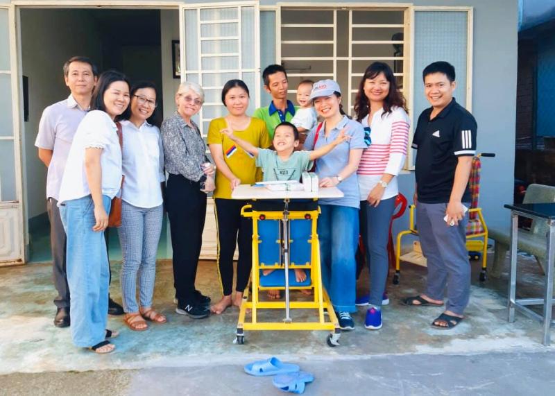 Nhân viên tới nhà thăm bệnh nhân
