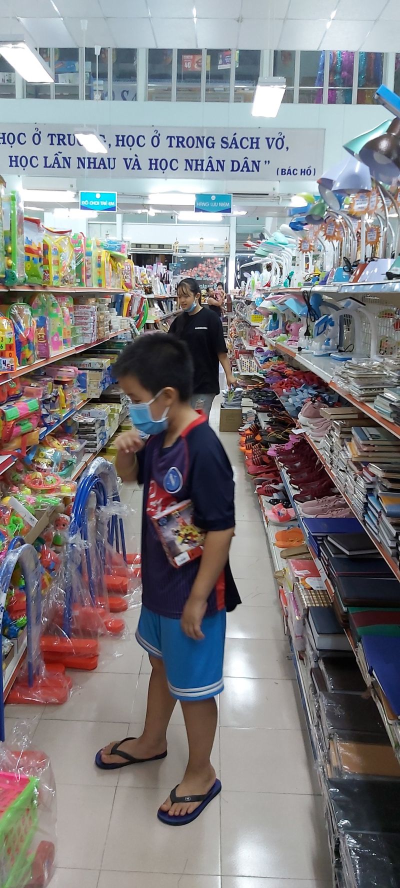 Trung tâm sách Tân Tiến