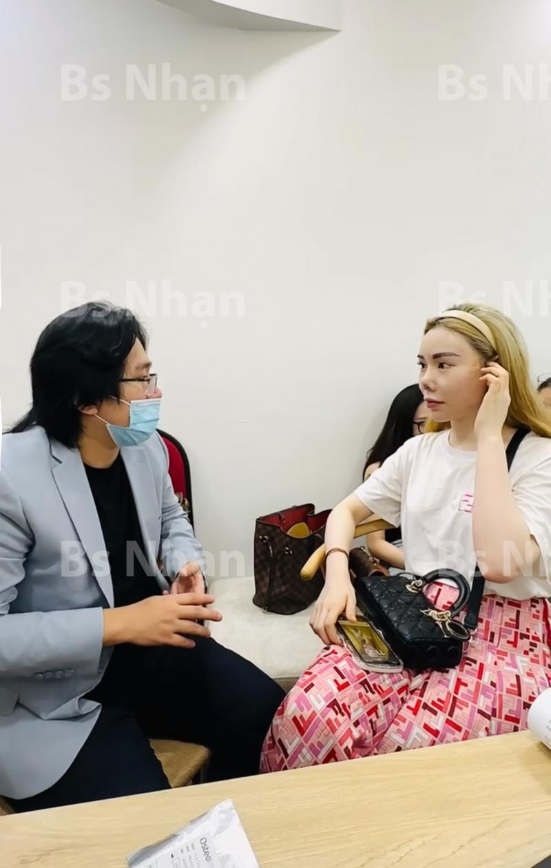 Bác sĩ Hồ Phi Nhạn tư vấn cho khách hàng