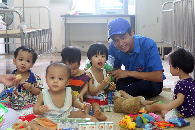Trung tâm trẻ mồ côi, suy dinh dưỡng