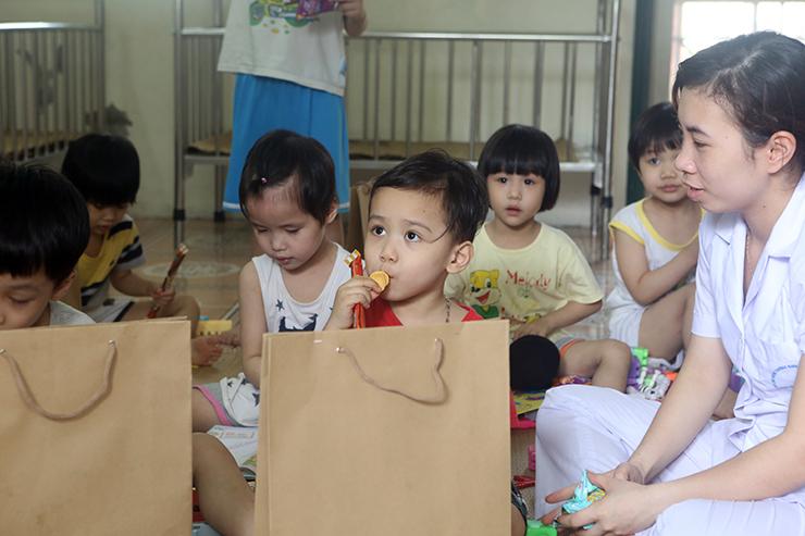 Trung tâm trẻ mồ côi, suy dinh dưỡng