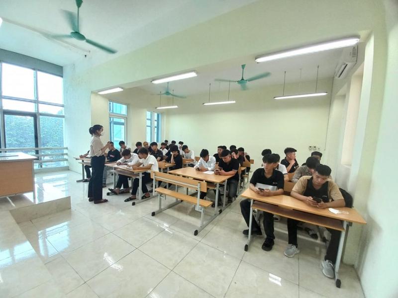 Trường Cao đẳng nghề Kỹ thuật và Nghiệp vụ Hà Nội