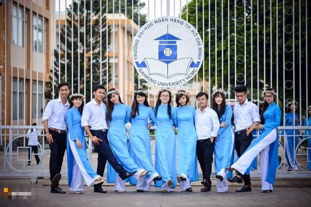 Đồng phục áo dài nữ và sơ mi trắng nam trường ĐH Ngân Hàng