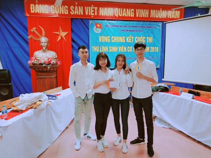 Sinh viên tham gia hoạt động ngoại khóa