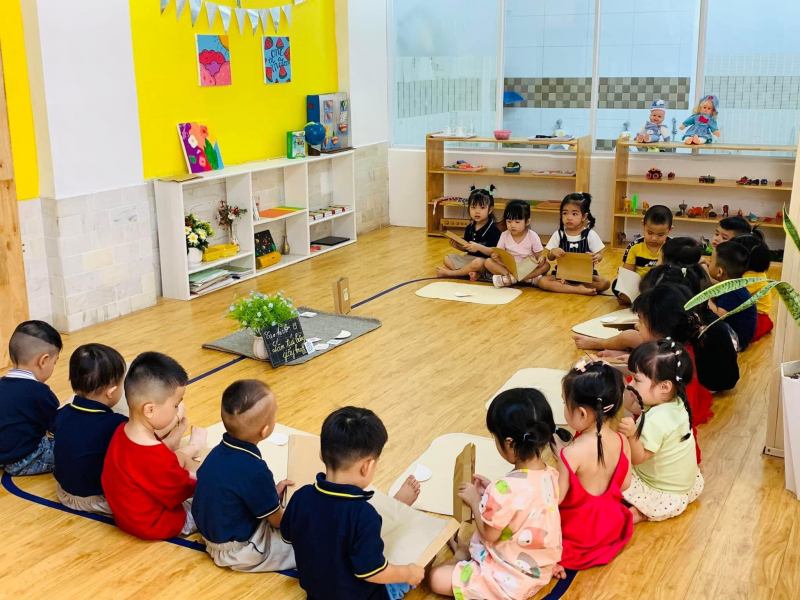 Mèo con đi học