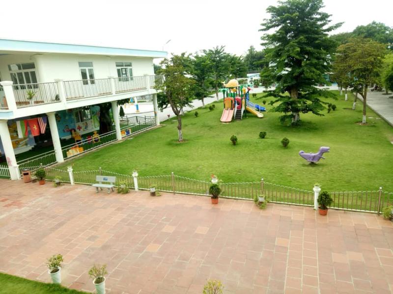 Đặc biệt, trường mầm non Búp Sen Xanh có khuôn viên, sân chơi ngoài trời rộng rãi, trong lành,  được trồng nhiều cây xanh, hoa cỏ, đồ chơi trang bị, giúp bé nhận biết và phát triển khả năng sáng tạo