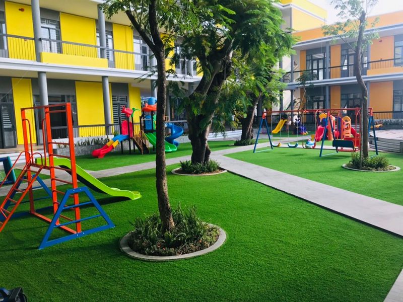 Misaki sở hữu sân chơi ngoài trời rộng rãi, thoáng mát, nhiều cây xanh và trang bị nhiều thiết bị vui chơi phong phú và hiện đại.