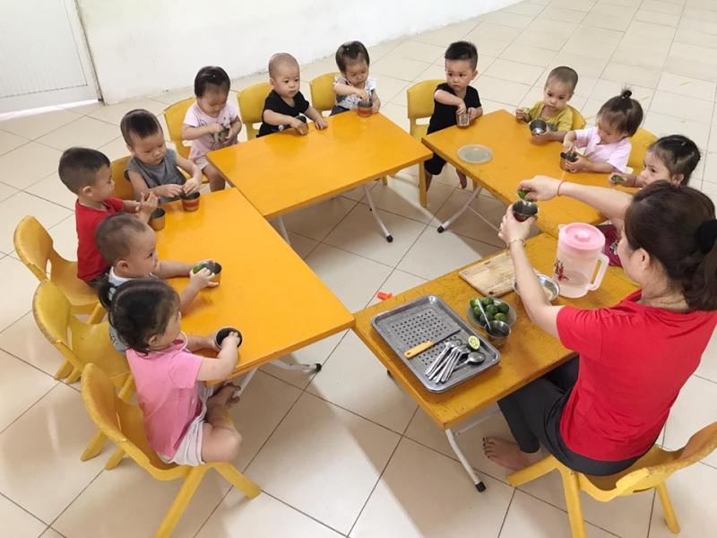 Các phòng học đạt tiêu chuẩn nước ngoài, mỗi lớp học chỉ được bố trí tối đa 20 học sinh. Các học cụ được bố trí đầy đủ và khoa học