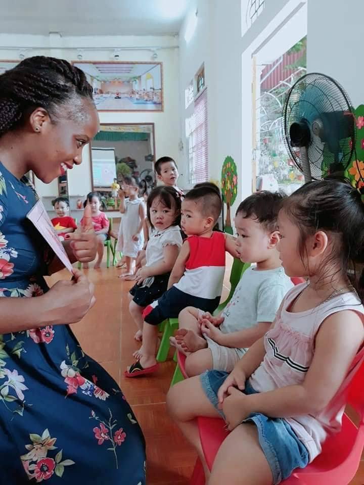 Trẻ còn được tham gia học tiếng Anh với các thầy cô giáo bản địa, giúp các em có cơ sở vững chắc, tự tin khi bước vào tương lai