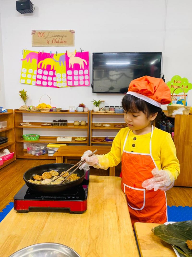 Các bé được trải nghiệm vào bếp nấu nướng