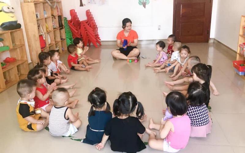 Giáo viên sẽ là cầu nối hướng dẫn bé trong suốt chặng đường học tập và quan trọng hơn là luôn theo dõi, động viên, khuyến khích để giúp bé tự tin và thành công