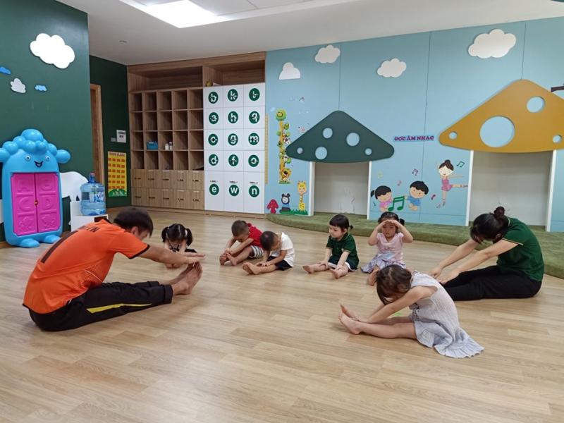 Đối với trẻ mẫu giáo được học đầy đủ các môn: Toán, Văn học, Tạo hình, Âm nhạc, Thể dục. Môn tiếng Anh là môn học được nhà trường đặc biệt quan tâm