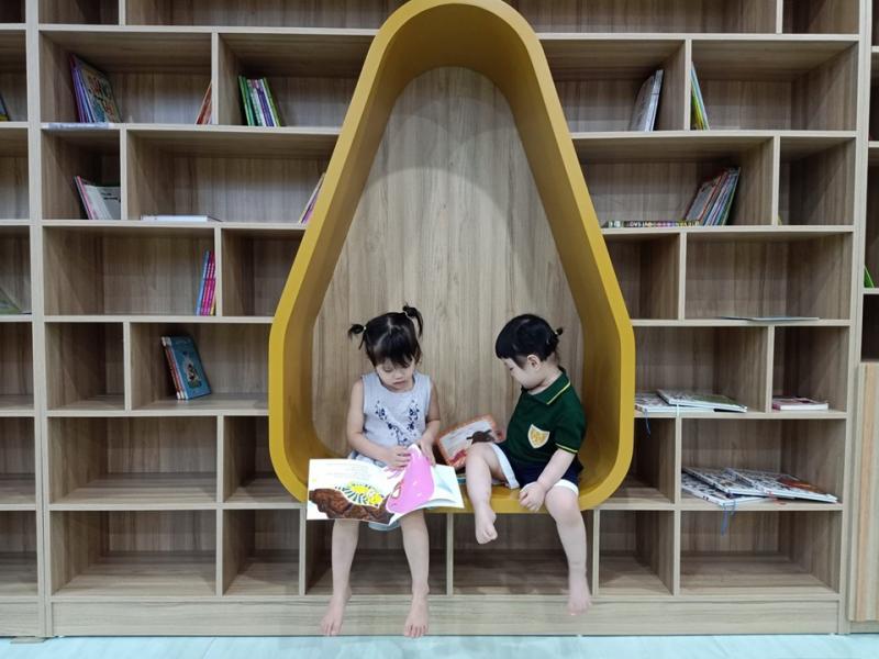 Trẻ được giao lưu với các bạn đồng trang lứa và cộng đồng bên ngoài gia đình và nhà trường