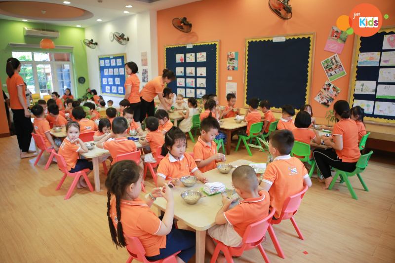 Cô và trò ở Just Kids Tây Hồ