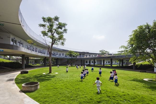 Trường do kiến trúc sư Võ Trọng Nghĩa, Takasi Nawa, Masaaki Iwamoto và các kiến trúc sư Trần Thị Hằng, Kuniko Onishi sáng tạo nên