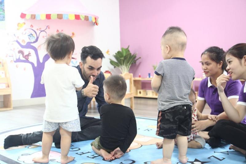 Môi trường giao tiếp, học tập giúp con nâng cao khả năng ngoại ngữ với giáo viên nước ngoài