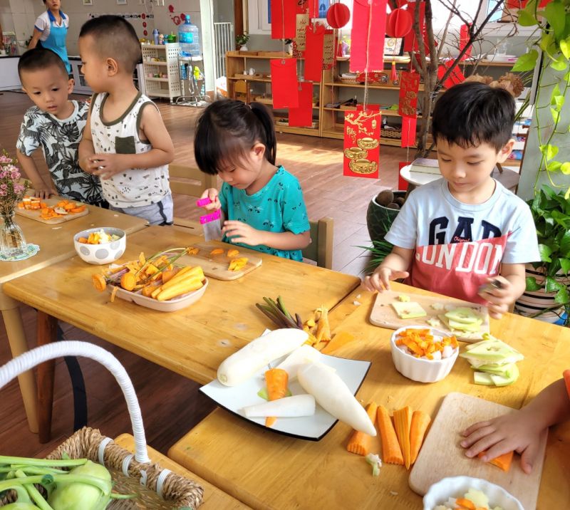Trường mầm non Song ngữ Montessori Smiling Fingers thiết kế chương trình học đa dạng, sinh động để bé có thể phát triển toàn diện