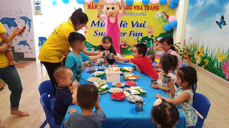 Tập cho trẻ quen với nề nếp ăn ở lớp
