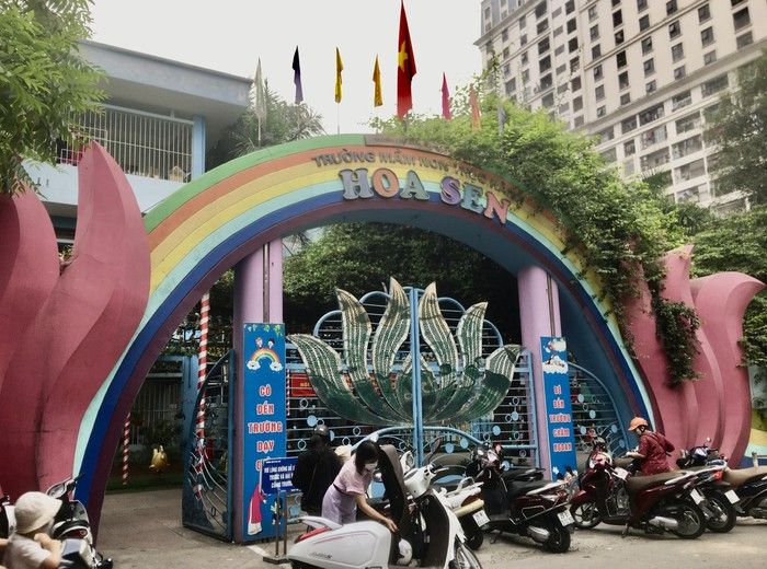 Cổng trường mầm non thực hành Hoa Sen