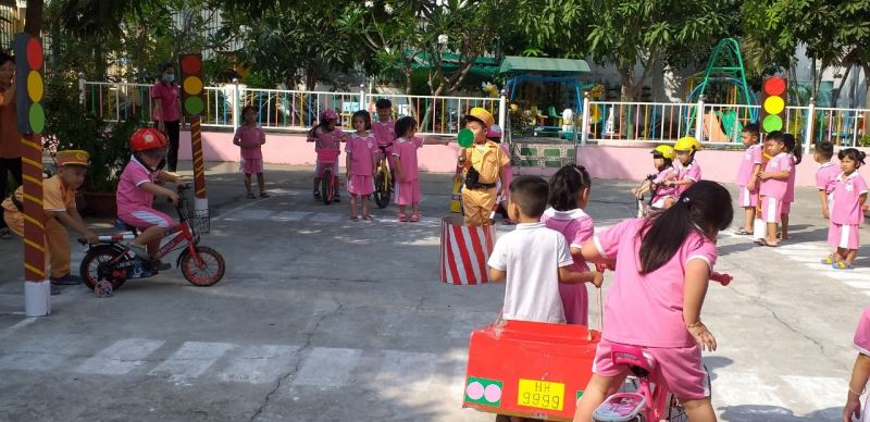 Bé tham gia lớp học 