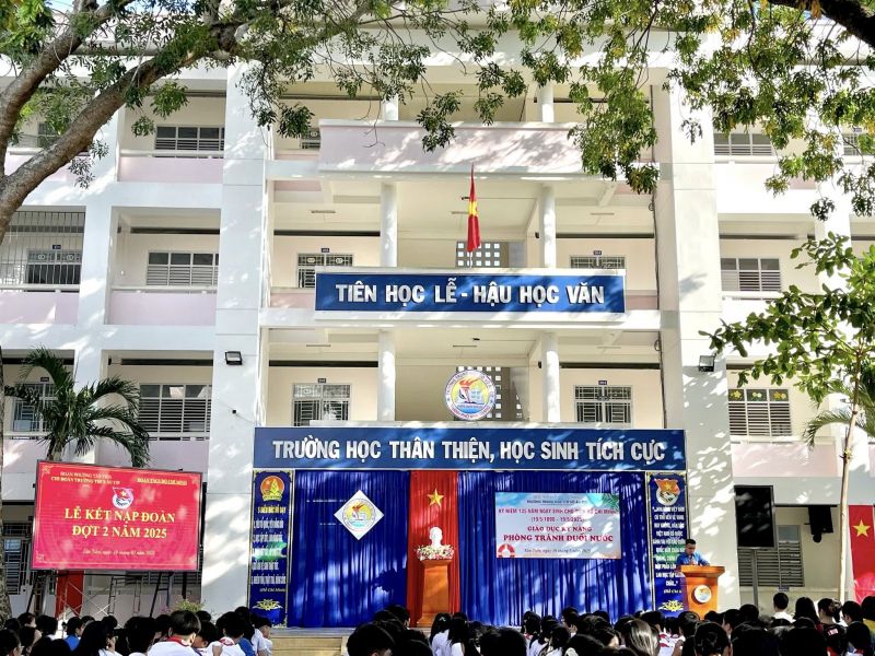 Trường THCS Âu Cơ