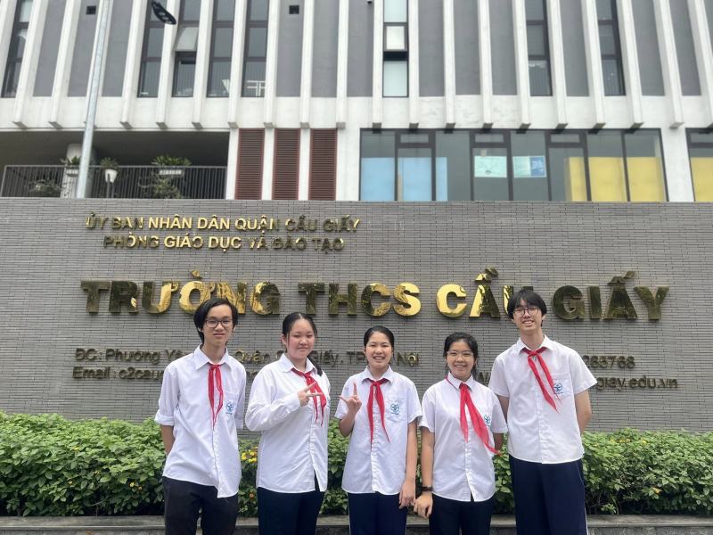 Đại diện học sinh trường THCS Cầu Giấy tham gia cuộc thi