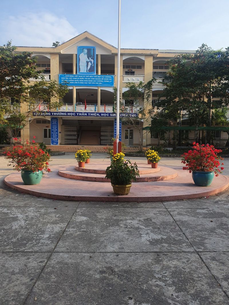 Trường THCS Hùng Vương