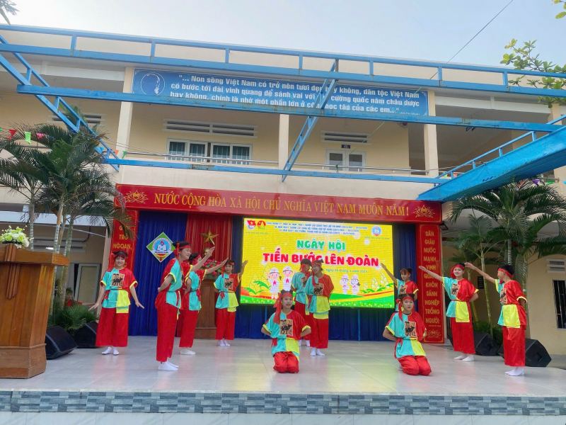 Trường THCS Huỳnh Bá Chánh
