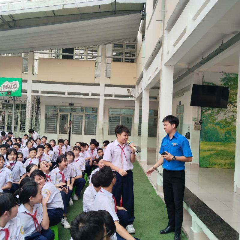 Trường THCS Lạc Hồng