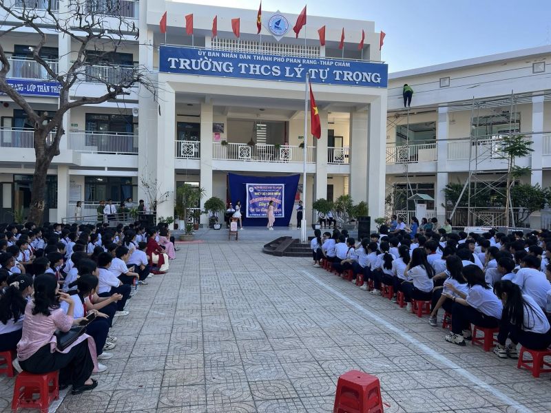 Trường THCS Lý Tự Trọng