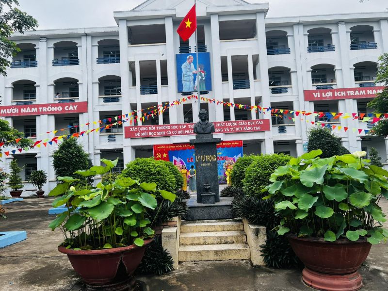 Trường THCS Lý Tự Trọng
