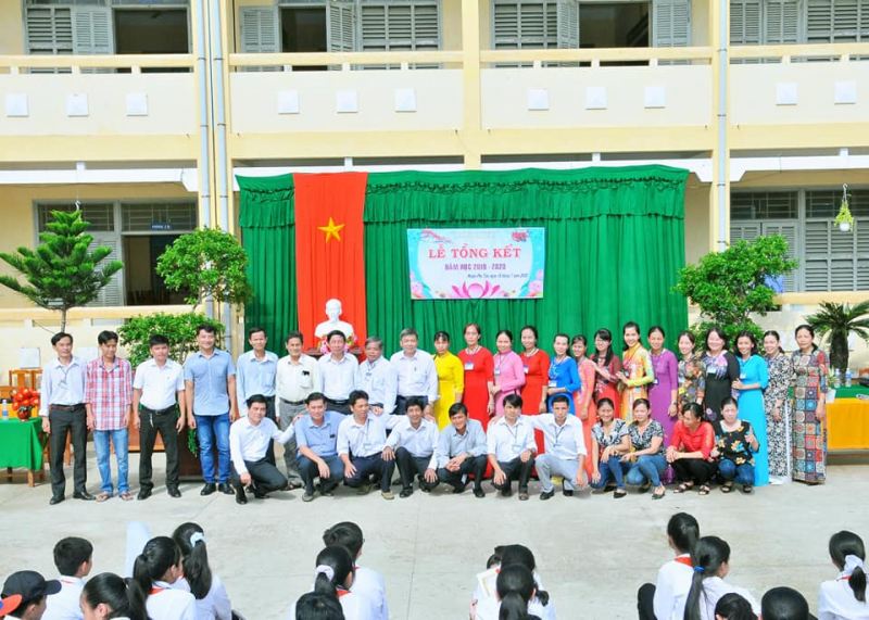 Trường THCS Nhuận Phú Tân