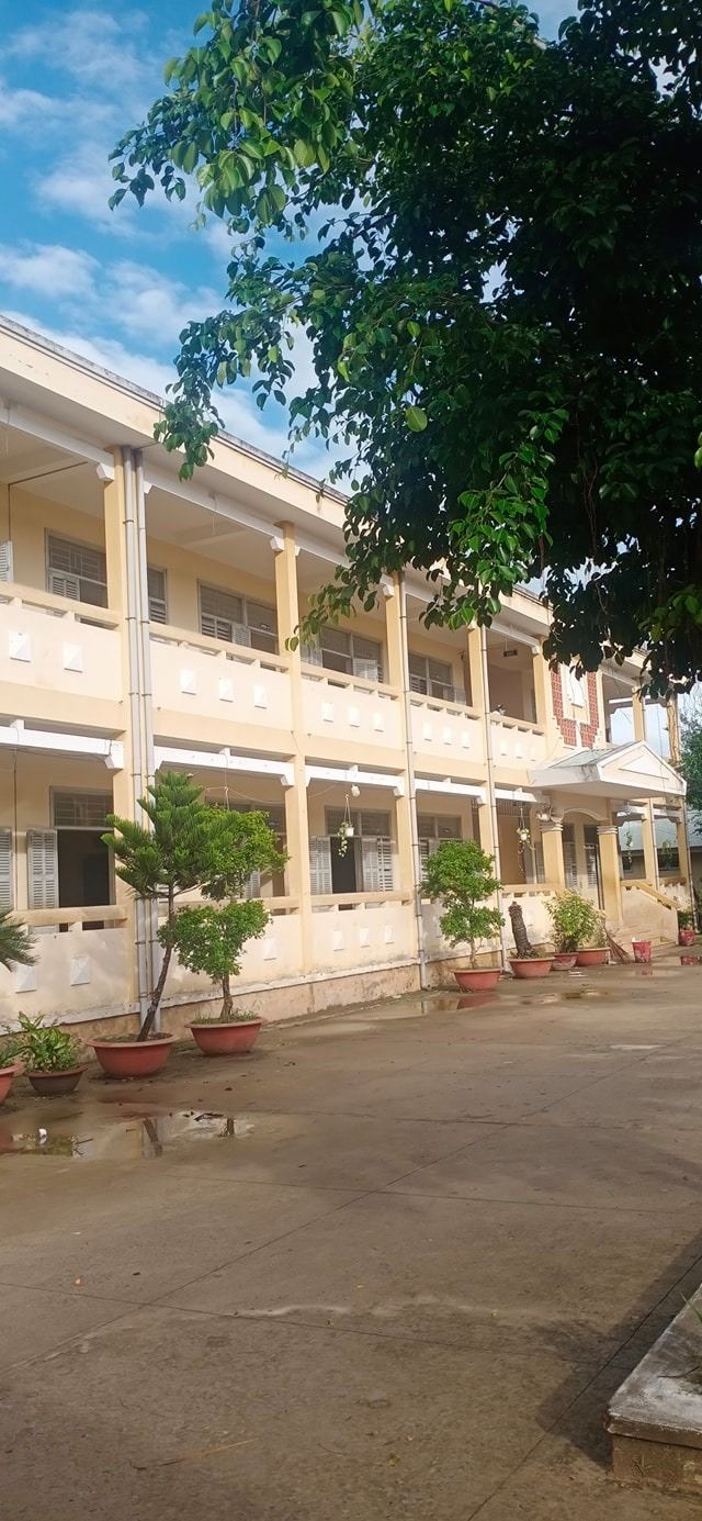 Trường THCS Nhuận Phú Tân